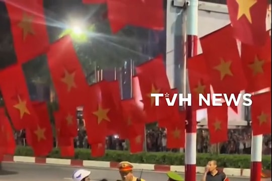 Người mẹ lao vào chốt diễu binh cầu cứu, Đại úy CSGT có hành động bất ngờ