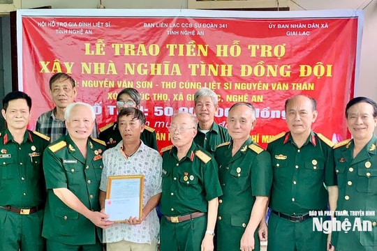 Trao 250 triệu đồng hỗ trợ xây dựng nhà tình nghĩa ở các xã Vân Du, Giai Lạc và Quỳnh Phú