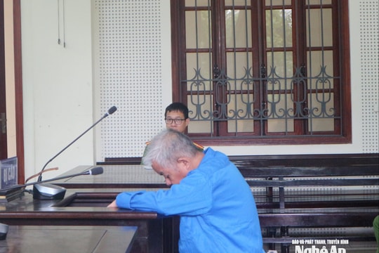 Xô xát sau nghi ngờ 'tháo bờ làm cá chết', hàng xóm lĩnh đòn bằng cuốc