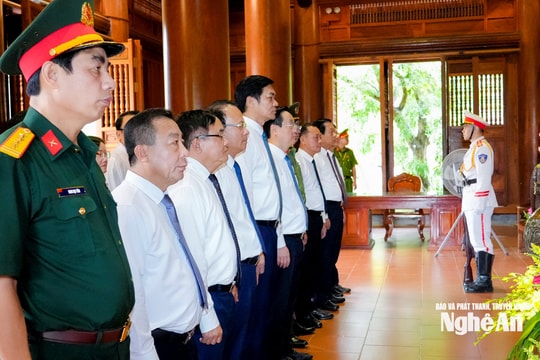 Lãnh đạo tỉnh Nghệ An dâng hoa, dâng hương tưởng niệm Chủ tịch Hồ Chí Minh