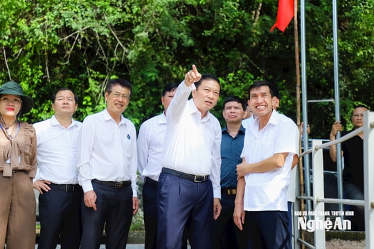 Chủ tịch UBND tỉnh Nghệ An Lê Hồng Vinh khảo sát, lựa chọn địa điểm tái định cư cho người dân khu vực sạt lở ở Chiêu Lưu, Lượng Minh, Con Cuông