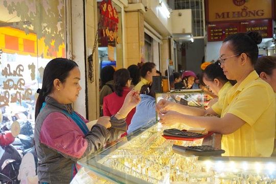 Giá vàng hôm nay 30/8: Giá vàng miếng tăng kỷ lục lên 130 triệu, vàng nhẫn và vàng thế giới tăng kỷ lục