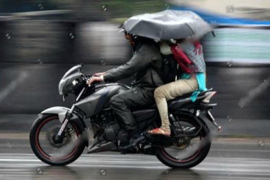 Dùng ô khi đi xe bị phạt bao nhiêu tiền?