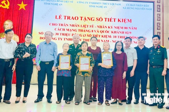 Trao tặng 3 sổ tiết kiệm tri ân gia đình thân nhân liệt sĩ ở Vinh Phú và Hưng Nguyên Nam
