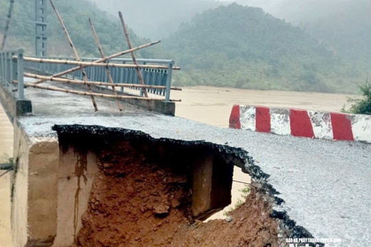 Sạt lở cầu bắc qua sông Lam, gần 300 hộ dân xã Tam Quang bị chia cắt