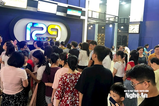 Người dân Nghệ An xếp hàng dài mua vé xem phim “Mưa đỏ” dịp nghỉ lễ