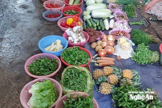 Bão chồng bão, rau xanh tiếp tục khan hiếm, tăng giá mạnh