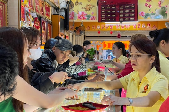 Giá vàng hôm nay 31/8: Giá vàng miếng, vàng nhẫn lập đỉnh chưa từng có, vàng thế giới tăng kỷ lục