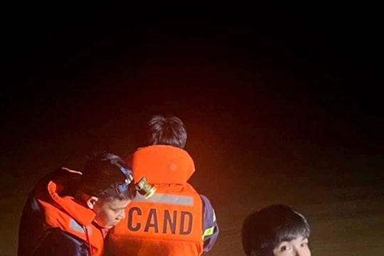 Nghẹt thở giải cứu 6 người dân mắc kẹt giữa lũ dữ trên sông Hiếu