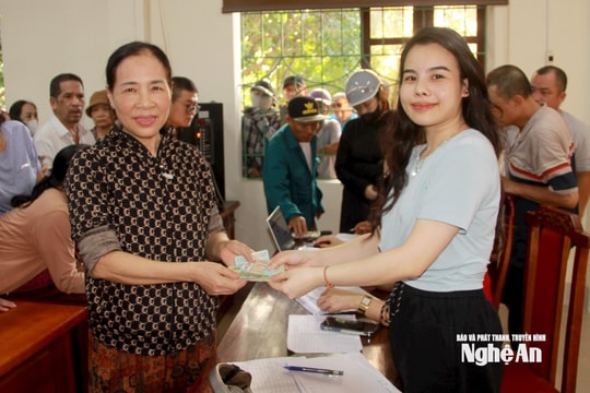 Người dân Nghệ An rộn ràng đi nhận quà 100.000 đồng mừng Tết Độc lập