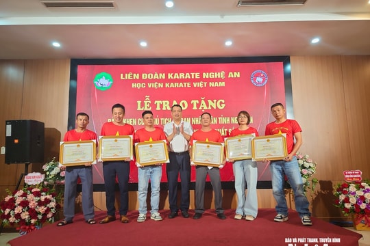Trao Bằng khen của Chủ tịch UBND tỉnh cho huấn luyện viên, vận động viên đạt thành tích cao tại Giải Vô địch các CLB Karate Quốc gia năm 2025