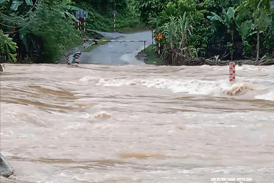 Mưa lớn, nhiều bản ở vùng cao Nghệ An bị sạt lở, cô lập