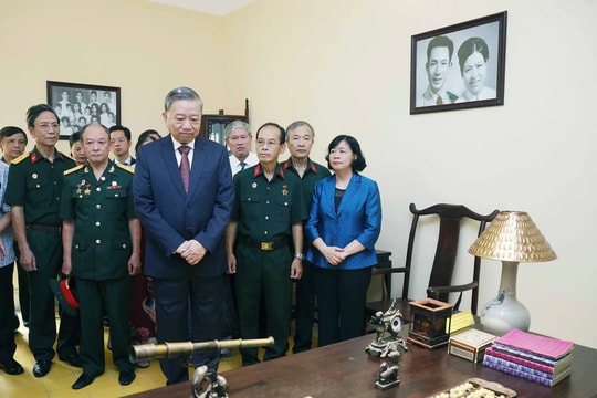 Tổng Bí thư dâng hương tưởng niệm Chủ tịch Hồ Chí Minh tại Di tích nhà số 48 phố Hàng Ngang