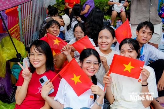 Người dân trải bạt, che ô, ngồi giữa mưa ở Hà Nội, chờ xem diễu binh, diễu hành mừng Đại lễ 2/9