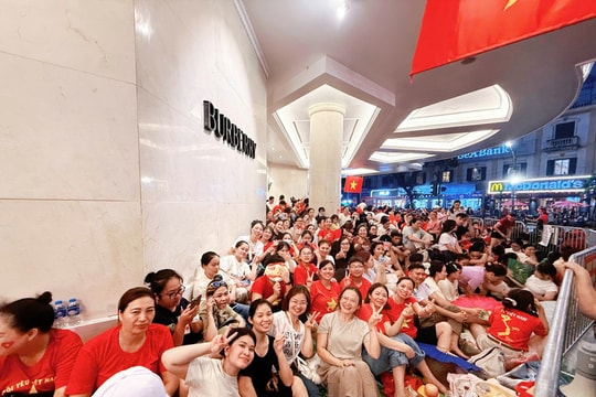 Hàng vạn người dân thức trắng đêm chờ đón lễ diễu binh 2/9