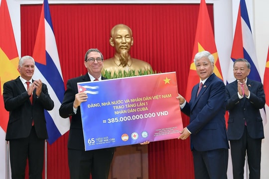 Việt Nam trao tặng lần 1 cho nhân dân Cuba số tiền 385 tỷ đồng