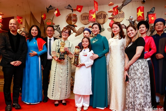 Phu nhân Tổng Bí thư Tô Lâm và Phu nhân Bí thư thứ nhất, Chủ tịch nước Cuba thưởng thức múa rối nước, tham quan Đền Ngọc Sơn