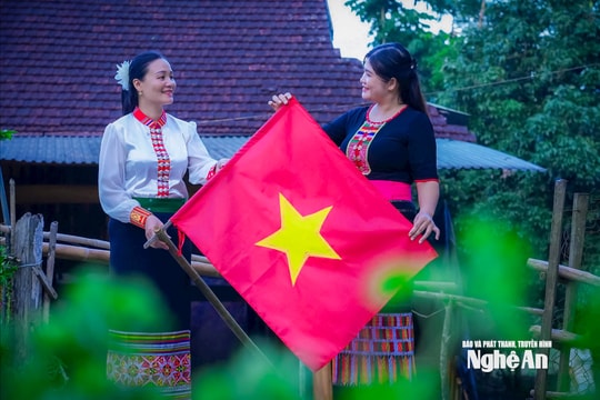 Đồng bào Thái ở xã Hùng Chân mừng Tết Độc lập