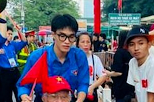 Cụ ông 101 tuổi thức trắng đêm mong chờ giây phút xem diễu binh