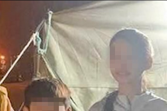 Đi xe đạp điện hơn 100km ra Hà Nội xem diễu binh, hai bé gái may mắn gặp CSGT