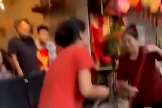 Công an làm việc với nhà hàng đổ nước xà phòng 'đuổi' người xem diễu binh