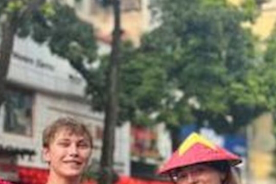 Du khách quốc tế hoà nhịp cùng người dân Việt Nam xem diễu binh, diễu hành