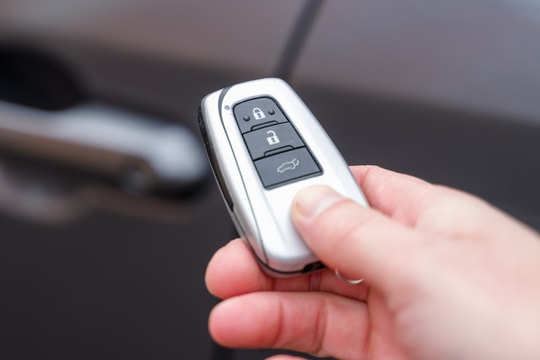 Dấu hiệu cảnh báo chìa khóa thông minh ô tô sắp hết pin và cách thay thế