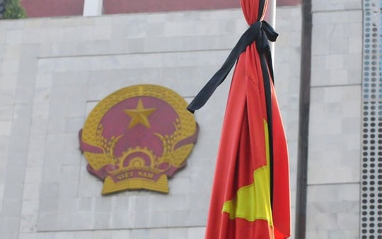 Nghị định mới của Chính phủ khuyến khích sử dụng vòng hoa luân chuyển trong lễ viếng, hạn chế đốt vàng mã