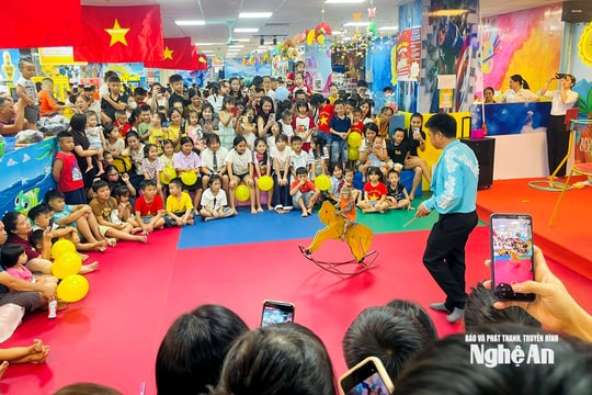 Người dân Nghệ An nườm nượp đến các trung tâm thương mại, khu vui chơi giải trí trong kỳ nghỉ lễ