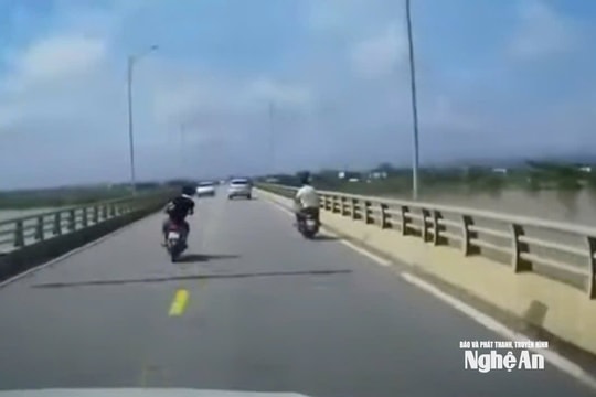 Nam thanh niên không đội mũ bảo hiểm, lạng lách đánh võng trên cầu Yên Xuân gây bức xúc