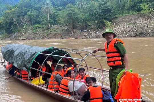 Hàng trăm học sinh “qua sông đến lớp”, xã Lượng Minh tìm cách bảo đảm an toàn