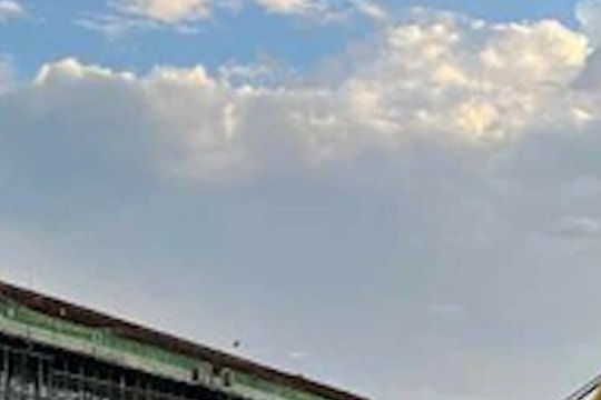 Cần cẩu bất ngờ đổ sập, hai công nhân thương vong