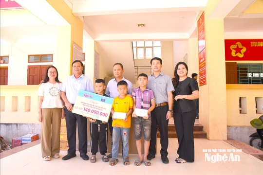 Báo và phát thanh, truyền hình Nghệ An phối hợp với các doanh nghiệp trao hỗ trợ tại vùng lũ Mỹ Lý, Keng Đu trước thềm năm học mới