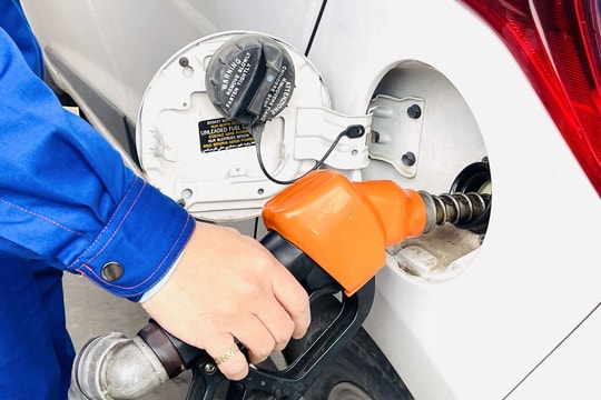 Giá xăng dầu hôm nay 5/9/2025: Trong nước đồng loạt tăng