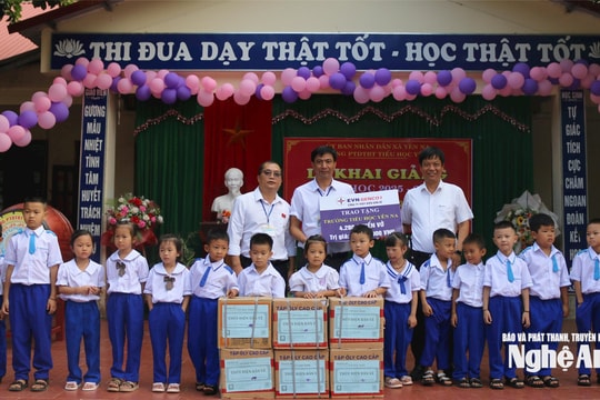 Công ty Thủy điện Bản Vẽ trao quà cho học sinh nhân dịp khai giảng năm học mới tại các xã Yên Na, Lượng Minh và Hữu Khuông