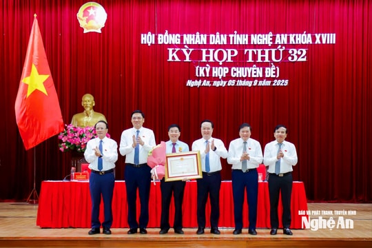 Nguyên Phó Bí thư Thường trực Tỉnh ủy Nghệ An Nguyễn Văn Thông nhận Huân chương Độc lập hạng Ba