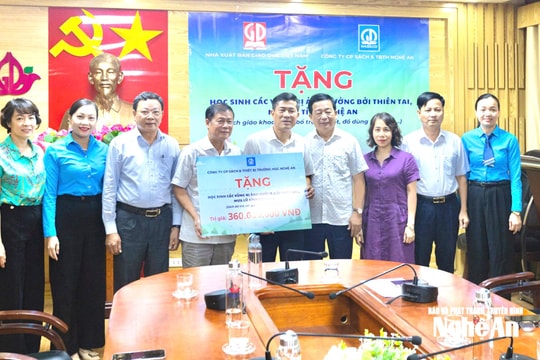 Trao tặng hơn 18.000 sách giáo khoa cho học sinh vùng lũ