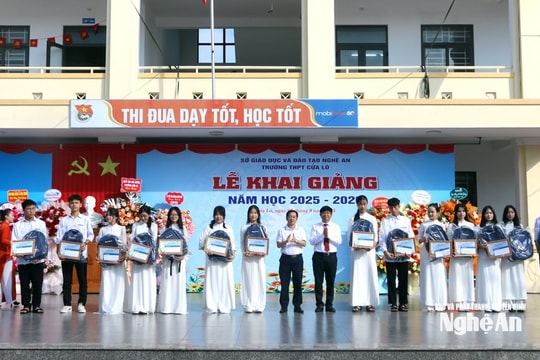 Sacombank trao học bổng 'Ươm mầm cho những ước mơ' năm học 2025 - 2026