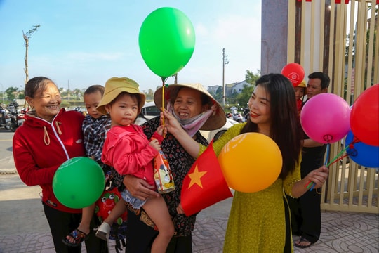 Trẻ em vùng bão, lũ Nghệ An hân hoan trong ngày khai giảng