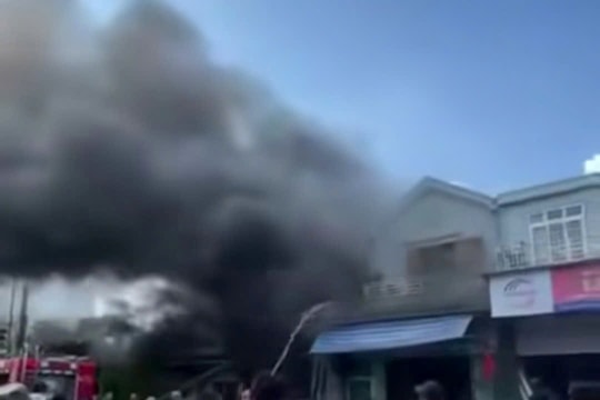 Cháy lớn tại cửa hàng điện thoại gần cầu Đô Lương