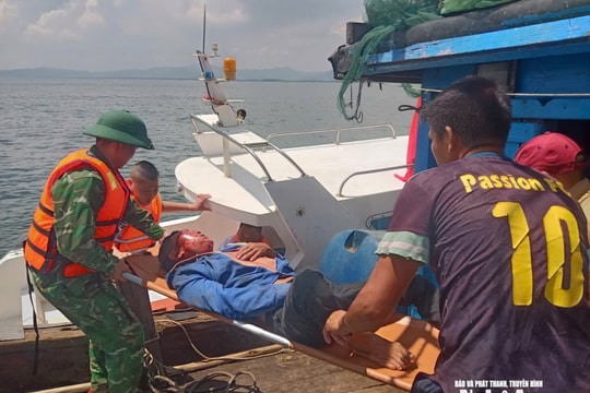 Bộ đội Biên phòng Nghệ An kịp thời ứng cứu ngư dân bị tai nạn cách bờ biển 13 hải lý