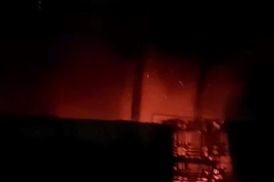 Nghệ An: Cháy kho tạm dưới chân cầu vượt