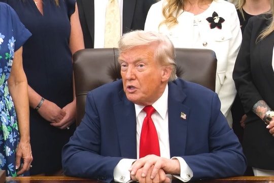 Ông Trump dọa cho phép quân đội Mỹ bắn hạ máy bay quân sự Venezuela