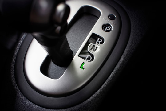 Khi nào nên sử dụng chế độ 'L' tên xe ô tô số tự động?