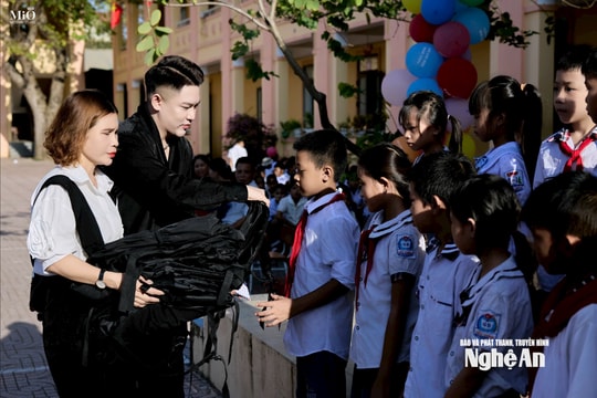 Trao tặng 50 suất quà cho học sinh có hoàn cảnh khó khăn ở xã Diễn Châu