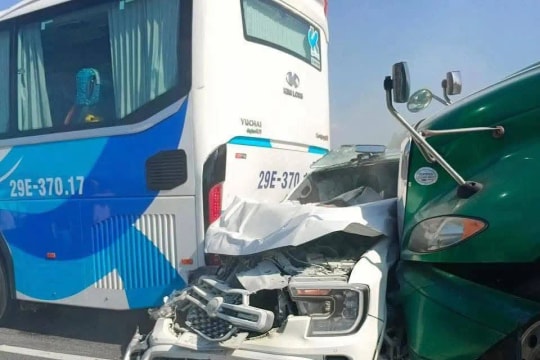 Tai nạn giao thông hôm nay 8/9/2025: Xe ben tông xe máy, Ford Everest biến dạng