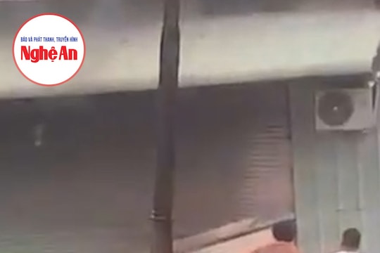 Dùng xe nâng phá cửa cuốn, dập tắt đám cháy kho hàng