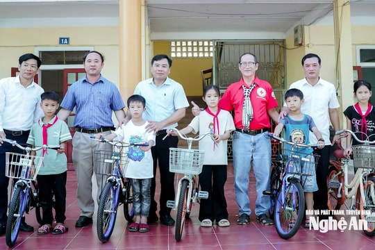 Xã Vân Tụ kết nối, vận động hơn 145 triệu đồng tặng quà cho nhà trường và học sinh có hoàn cảnh khó khăn