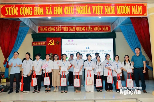Gần 500 học sinh Nghệ An nhận học bổng vượt khó