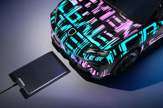 Xe điện Porsche Cayenne ra mắt với công nghệ sạc không dây tiên phong